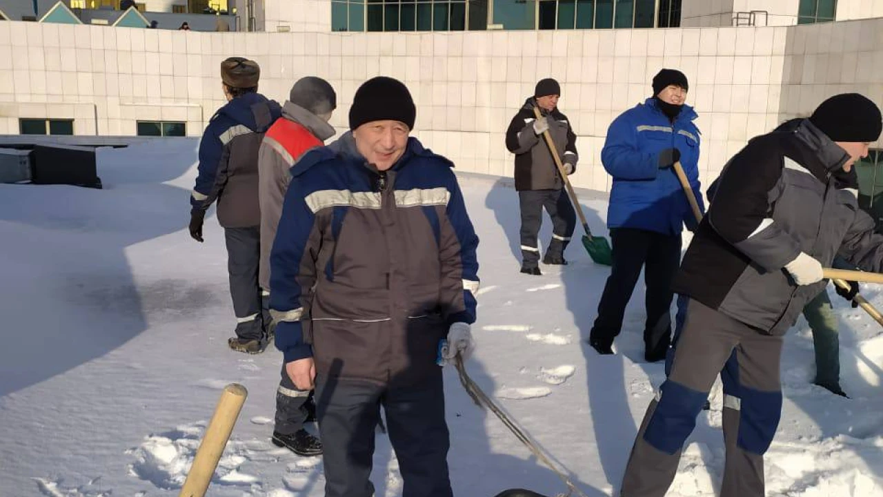 МТҚБ ӘҒД қызметкерлері Сенат пен Мәжіліс ғимараттарының шатырларын қардан тазартты 