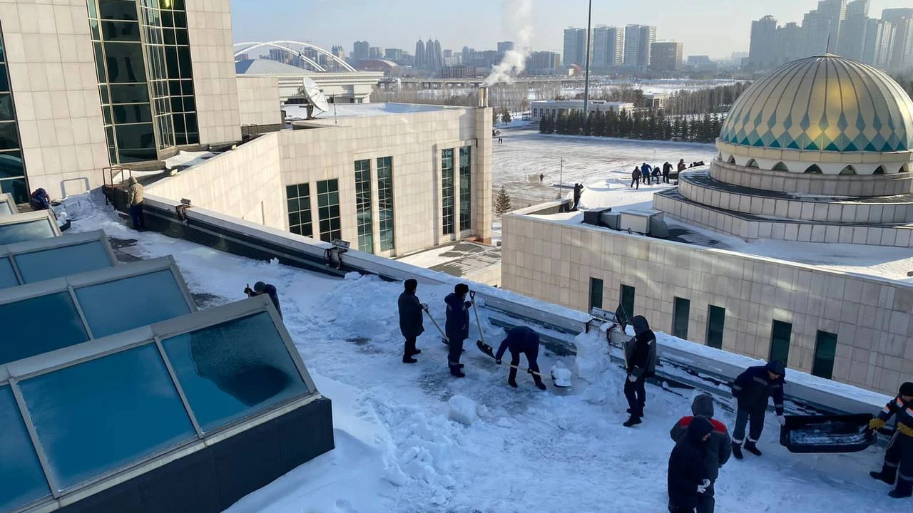 МТҚБ ӘҒД қызметкерлері Сенат пен Мәжіліс ғимараттарының шатырларын қардан тазартты 